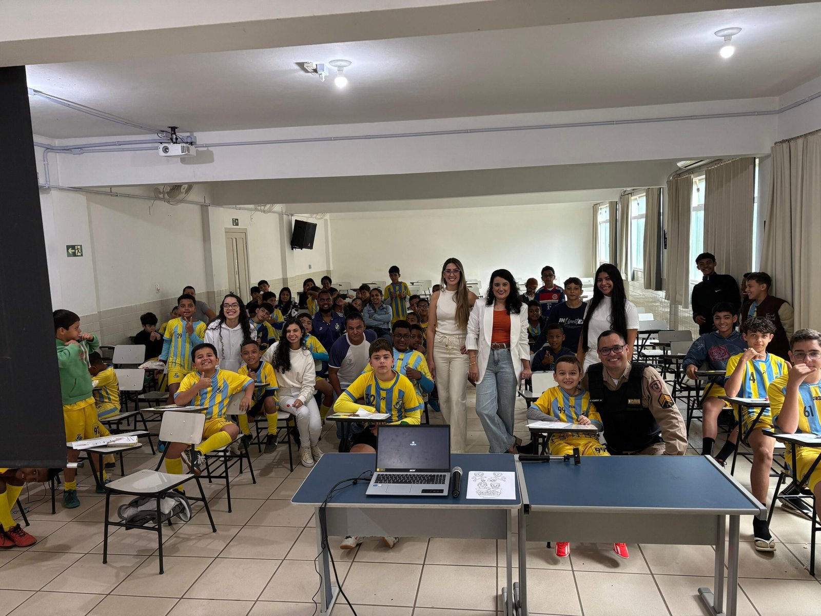 Professora e acadêmicas do curso de Nutrição realizam palestra para alunos da escolinha de futebol Novo Horizonte